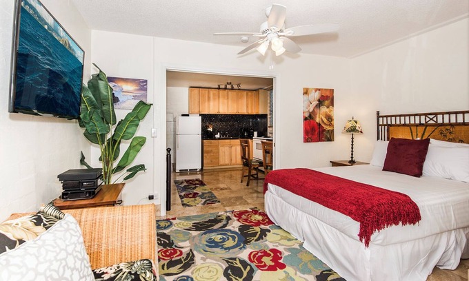 Waikiki Condo | Royal Moana Condo Short Walk to Beach with Parking and Fully Equipped Kitchen