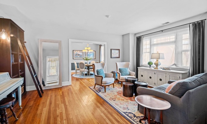Western Springs House | Ruby’s Retreat - 4BD/3BA+Office in Western Springs