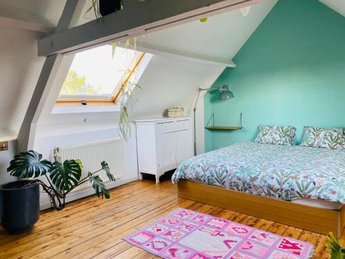 Haringrode House | Ruime zolderkamer in herenhuis met dubbel bed