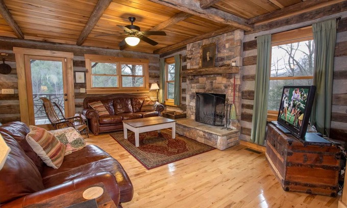 Vilas Cabin | Rustic Cabin Near Quaint Town