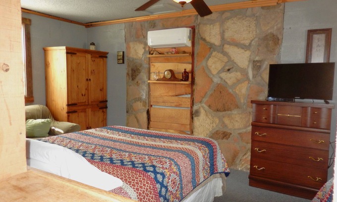 Gamaliel Cabin | Rustic Charm Cabin for Families, Couples, or Fishing, Hunting ON Norfork Lake!