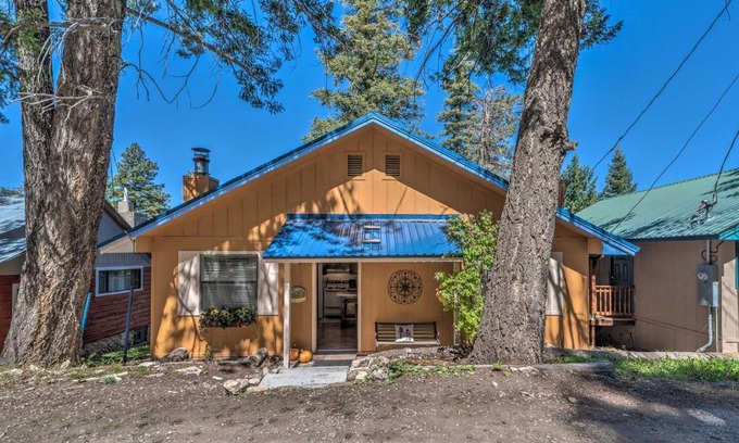 Cloudcroft House | Rustic Cloudcroft Cabin with Hot Tub and Fireplace!