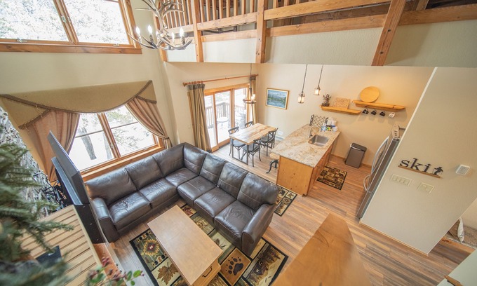 Lakeside Village House | Rustic & Cozy Cabin that's Ideal for Summertime!