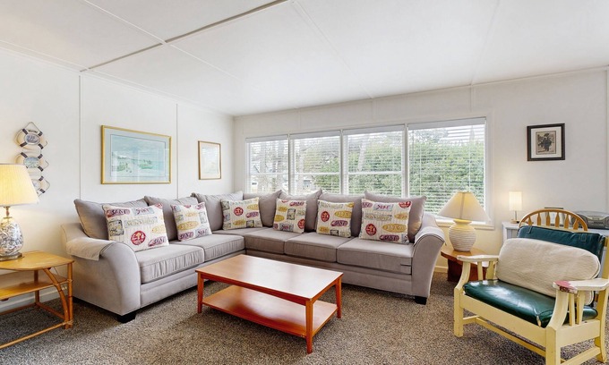 Neskowin Cabin | Rustic dog-friendly beach home on Neskowin Marsh Golf Course + 2 blocks to beach