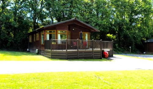 Liverton Villa | Rustic Fawn Lodge with Hot Tub for 4 - Resort Spa in Devon