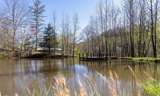 Campbellsville House | Rustic Getaway on Knob Creek