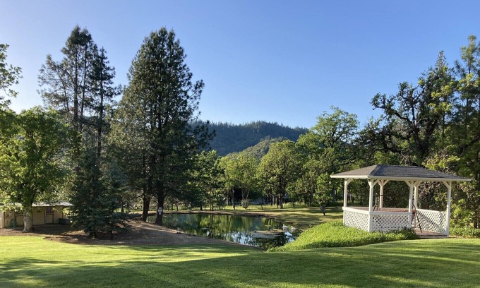 Rogue River House | Rustic Ranch ~ 5 Acres Peaceful & Private with room to roam and fish on site