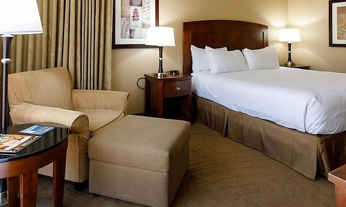 Elko Hotel | Rustic Retreat in the Heart of Elko! Outdoor Pool, Pets Allowed!