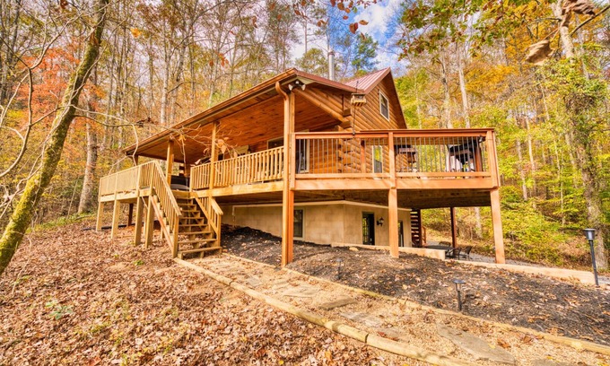 Ellijay Cabin | Rustic Ridge- A cozy 2-bedroom+loft cabin outside Elijay w/hottub, firepit.