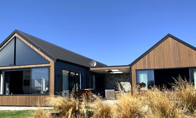 Lake Tekapo House | Rustic & Stylish with Mountain & Lake Views