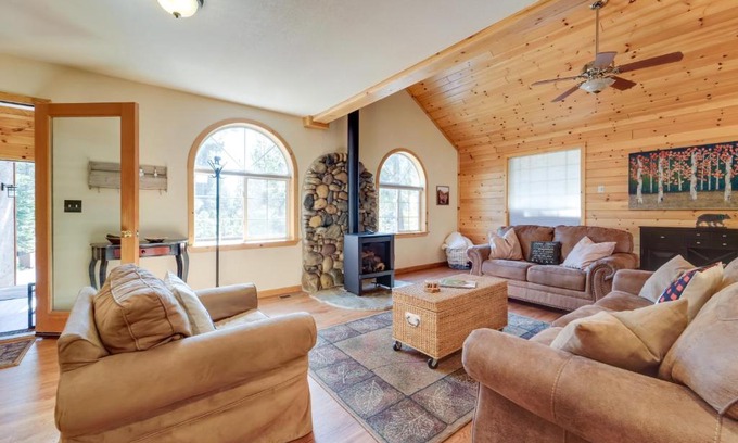 Truckee House | Rustic Truckee Cabin Retreat with Community Pool!