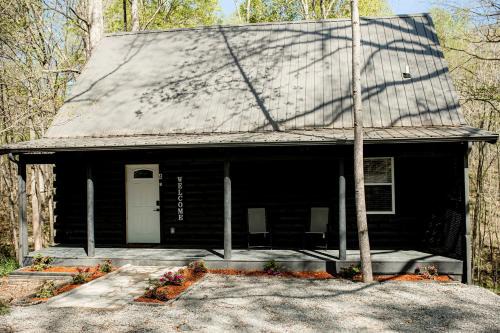 Mannsville House | Rustic Wooden Cabin with Hot-tub in Campbellsville, Kentucky