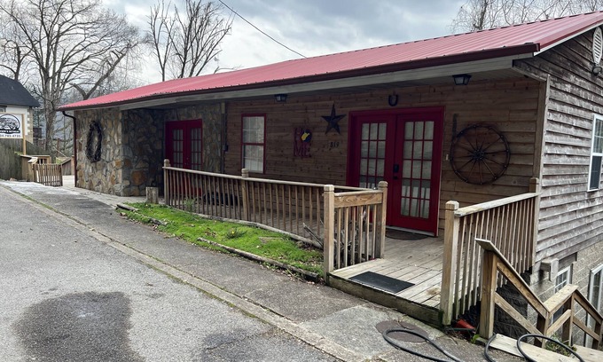 Williamson House | Ryder's Retreat overlooking the city of Williamson!