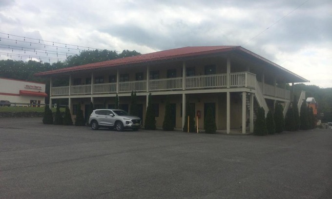 Oneonta Hotel | Sabatini's Villas