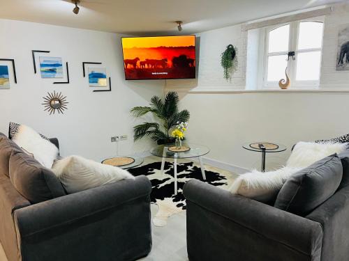 Burton on Trent Apartment | Safari Lodge - Close to Shopping Centre and Restaurants, Free Parking, Stylish and Amazing Artwork