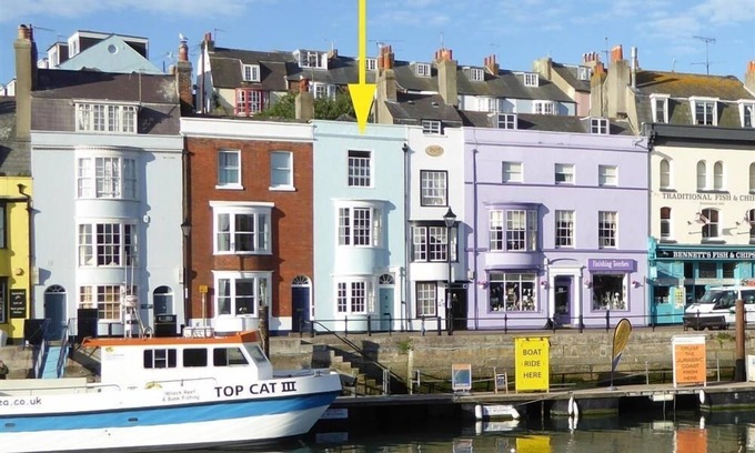 Weymouth Cottage | SAFE HARBOUR, pet friendly, with a garden in Brewers Quay Harbour