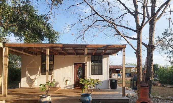 Uvalde House | SAGEBRUSH GUESTHOUSE: pool/gym, Garner State Park, Frio, Nueces River, hunting