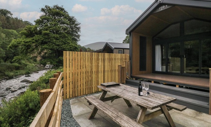 Keswick Cottage | SAIL LUXURY FAMILY POD, pet friendly, with a garden in Keswick