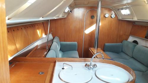Le Grau-Du-Roi Boat Rental | Sailboat for sea ride or instructor class
