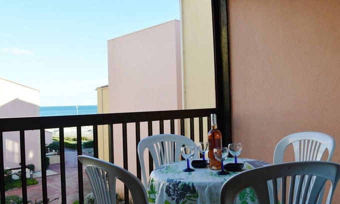 Saint-Pierre-la-Mer Apartment | Saint Pierre la Mer, 2-room appt, cabin, sleeps 6, near beach, pets allowed