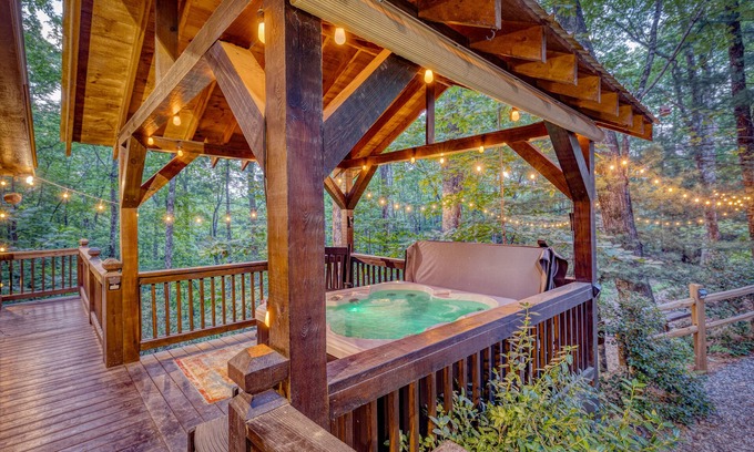 Blue Ridge Cabin | ❤ SALE ❤ Private Couples Nature Retreat, Fire Pit, Hot Tub, Screened Porch Swing