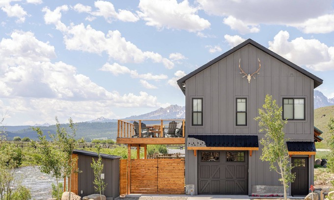 Stanley Apartment | Salmon River Suite - Luxury Stay at River's Edge