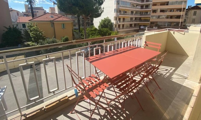 Juan-les-Pins Apartment | Salsa studio 30m2 separate sleeping area, quiet and seaside 4 stars NEW