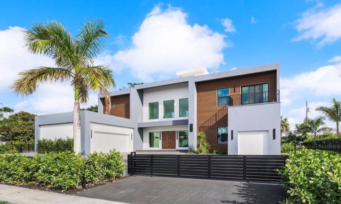 Juno Beach House | SALT HAUSBrandNew! 6BR/6BA Contemporary Retreat, Heated Pool/Spa. Walk to Beach!