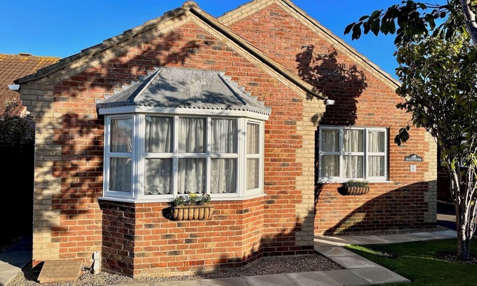 Mablethorpe and Sutton House | Sandpiper Cottage, Trusthorpe, a 5* holiday home next to dog-friendly beaches