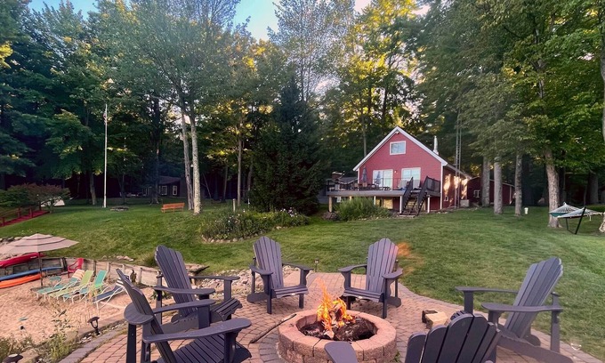 Gladwin Cottage | Sandy Beach Chalet with Fire-pit on the Lake