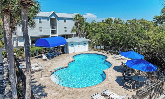 Holmes Beach Condo | Sandy Pointe 202 - 2BR Island Condo - by Island Real Estate