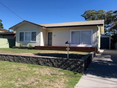 Shoal Bay House | Sandy Shoal Shoal Bay Beach Cottage with aircon