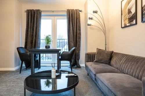 Broadheath Apartment | SandyCroft- Secure gated Parking & Close To Airport