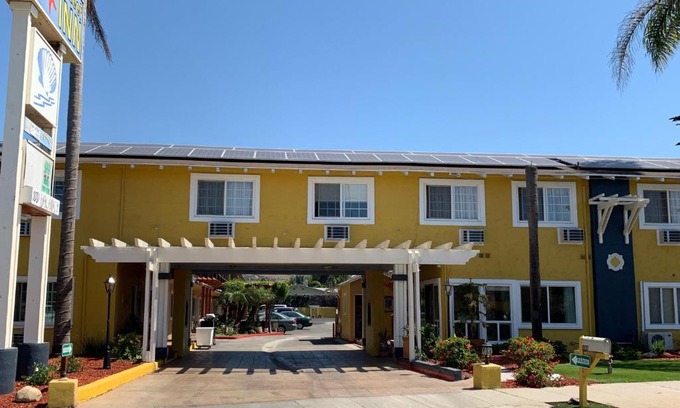 Carpinteria Hotel | Sandyland Reef Inn