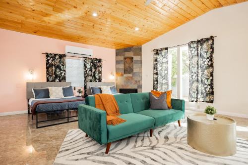 Beverly Green House | Santa Paula Relax and Play Private Modern Stay and Chefs Kitchen