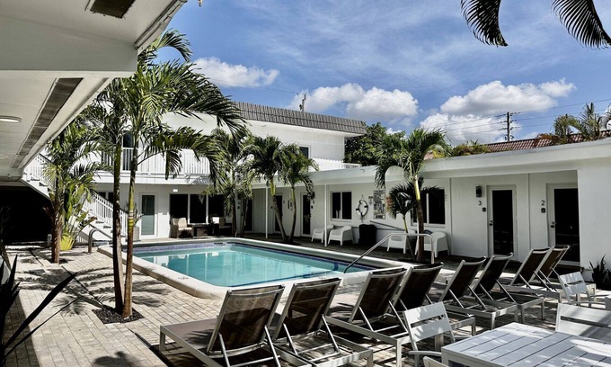 Lauderdale-by-the-Sea Apartment | Sapphire by the Sea Unit 5 King Studio King Bed, walk to the beach