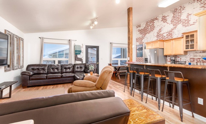 Valdez House | Sauna - Heated Garage - Great Location - Mountain Views - Quiet Neighborhood