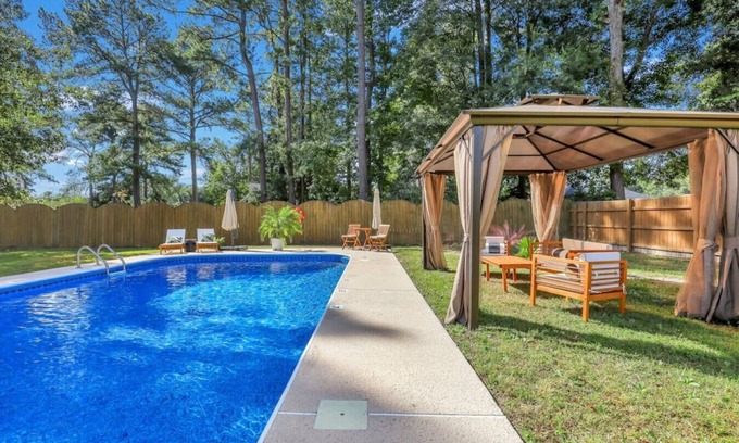 Savannah House | Savannah 5BR Pool, Jacuzzi, Firepit, Sports, Games