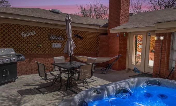 Lubbock House | SCARLET SUNSETS! 5 Bdrms Updated 3TV's Hot Tub!