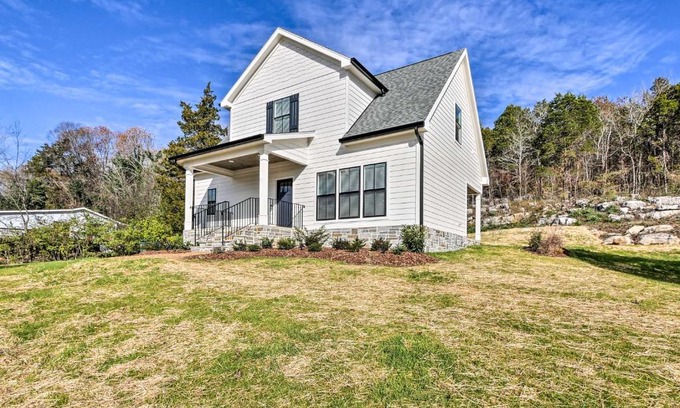 Lookout Valley Neighborhood Association House | Scenic Mtn Retreat with Wooded Backyard and Fire Pit!