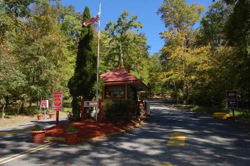 Henryville Resort | Scotrun Camping Resort Deluxe Park Model 4