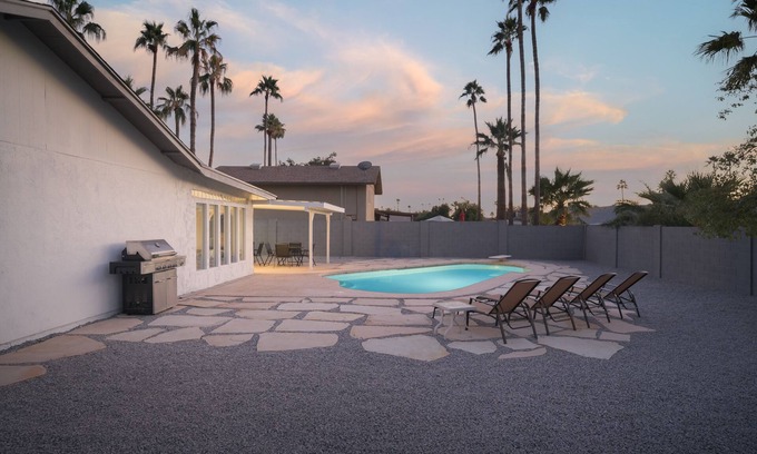 Park Scottsdale 18 House | Scottsdale Lux Home 7 beds, 5 TVs, pool, pets ok, jetted tub, large private yard