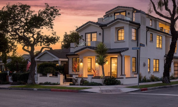 Corona del Mar House | Sea Crown by AvantStay | 5mins from the Beach w/Multiple Terraces!