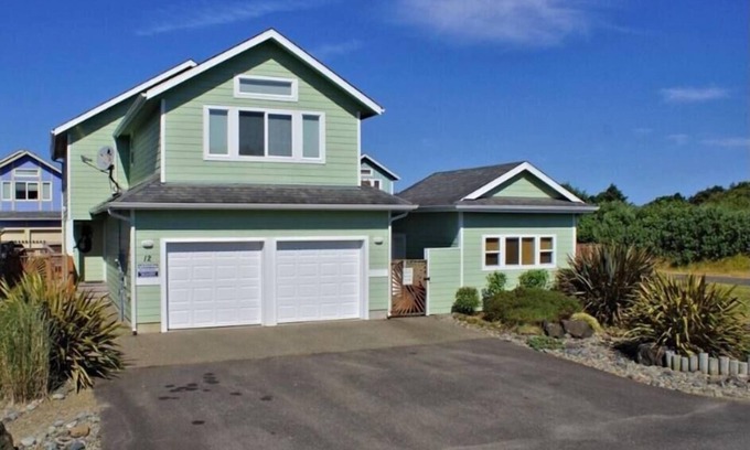 Pacific Beach House | Sea Mist -Dog Friendly 3 bedroom Beach House w/Fenced Yard