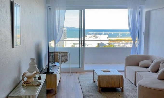 Townsville Apartment | Sea Side apartment escape, overlooking the Strand.