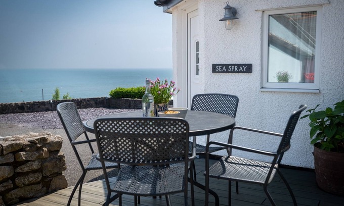 Moelfre Cottage | Sea Spray - sleeps 4 guests in 2 bedrooms