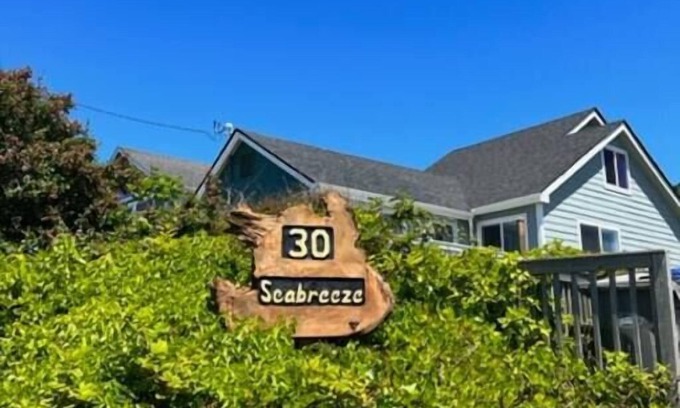 Pacific Beach House | Seabreeze-Dog Friendly-Ocean View 4 Bedroom w/Fenced Yard