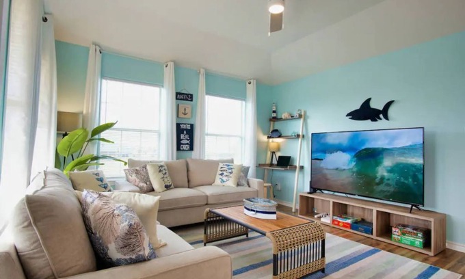 Surfside Beach House | Seabreeze Sueños ※ Surfside Abode a Walk to Beach
