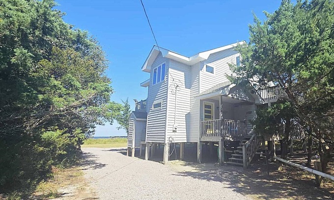 Ocracoke House | Seafield House: Dog friendly home, sound side beach, perfect getaway.