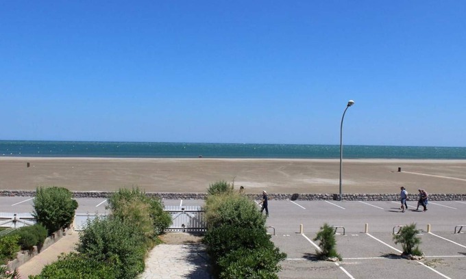Port-la-Nouvelle Apartment | Seafront apt, 1 bedroom, balcony, washing machine, 5 pax